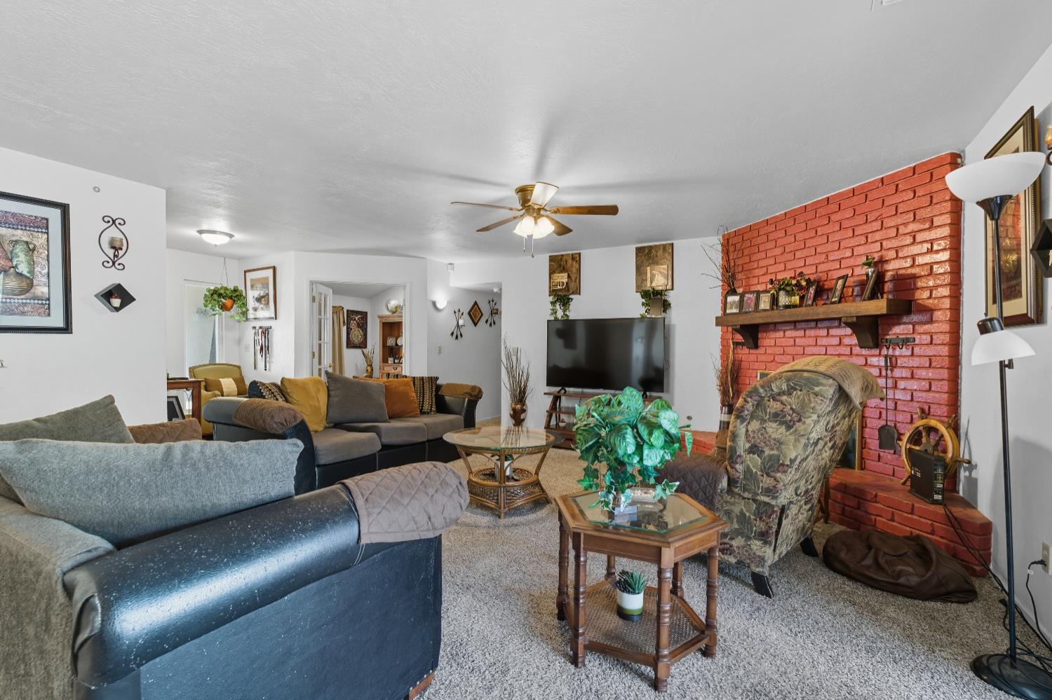 238 Fairbanks Ave, Sanger, CA 93657