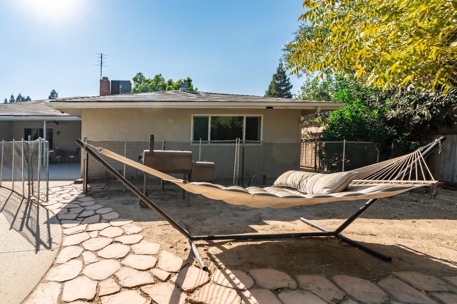 238 Fairbanks Ave, Sanger, CA 93657