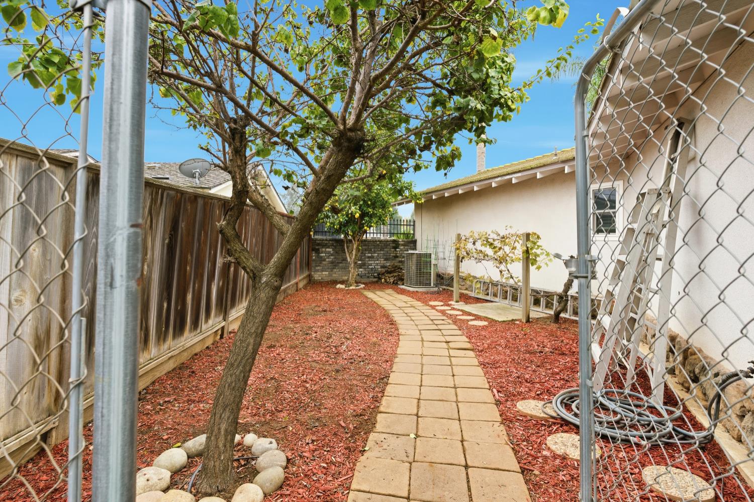 1720 W Barstow Ave, Fresno, CA 93711