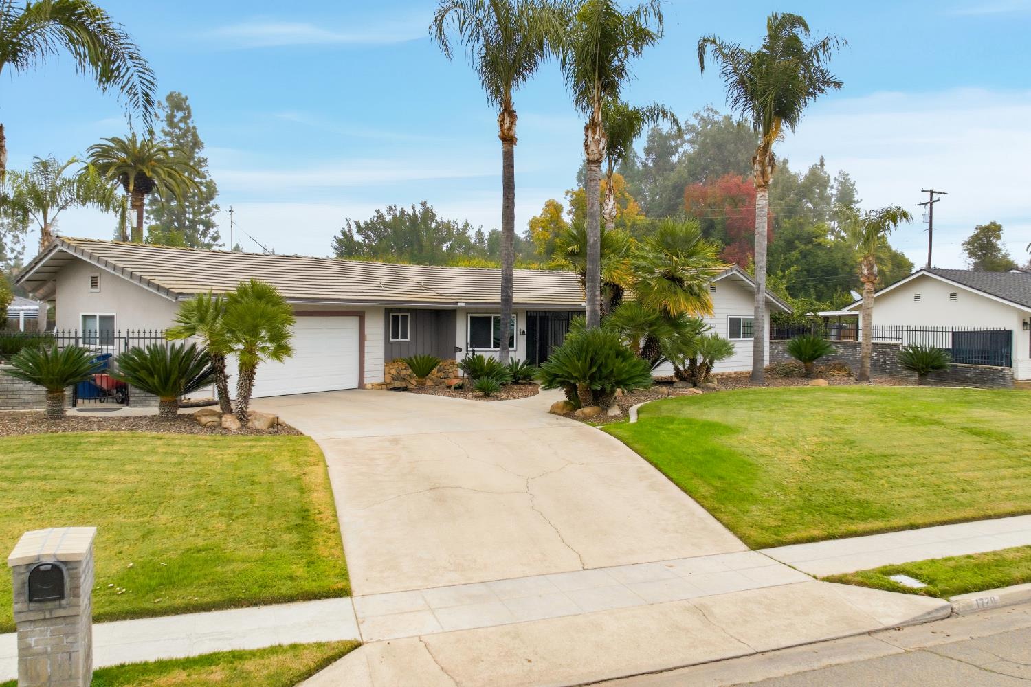 1720 W Barstow Ave, Fresno, CA 93711