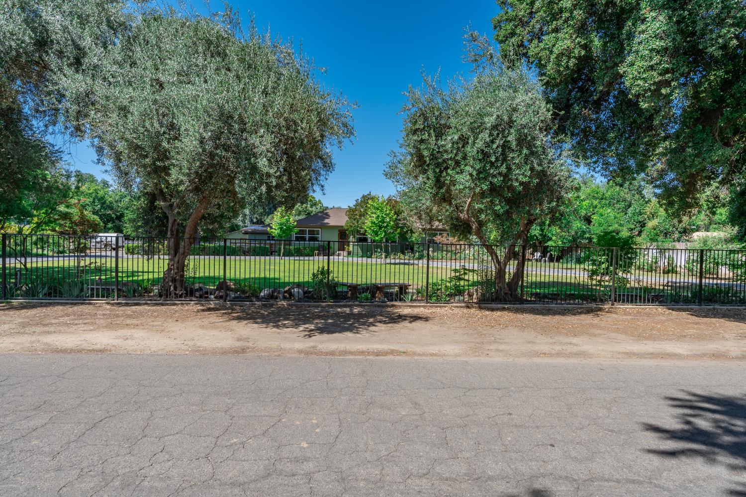 5426 Columbia Dr S, Fresno, CA 93727